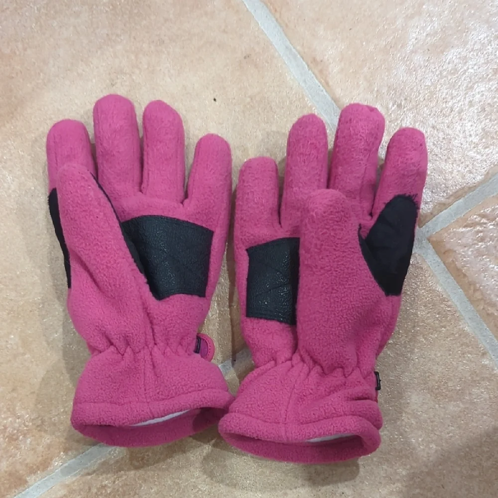 Pink Fleece Gloves Ages 8-16. Warm And Cozy!